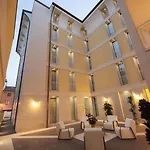 Aparthotel Residenza Agnello D'oro 4*